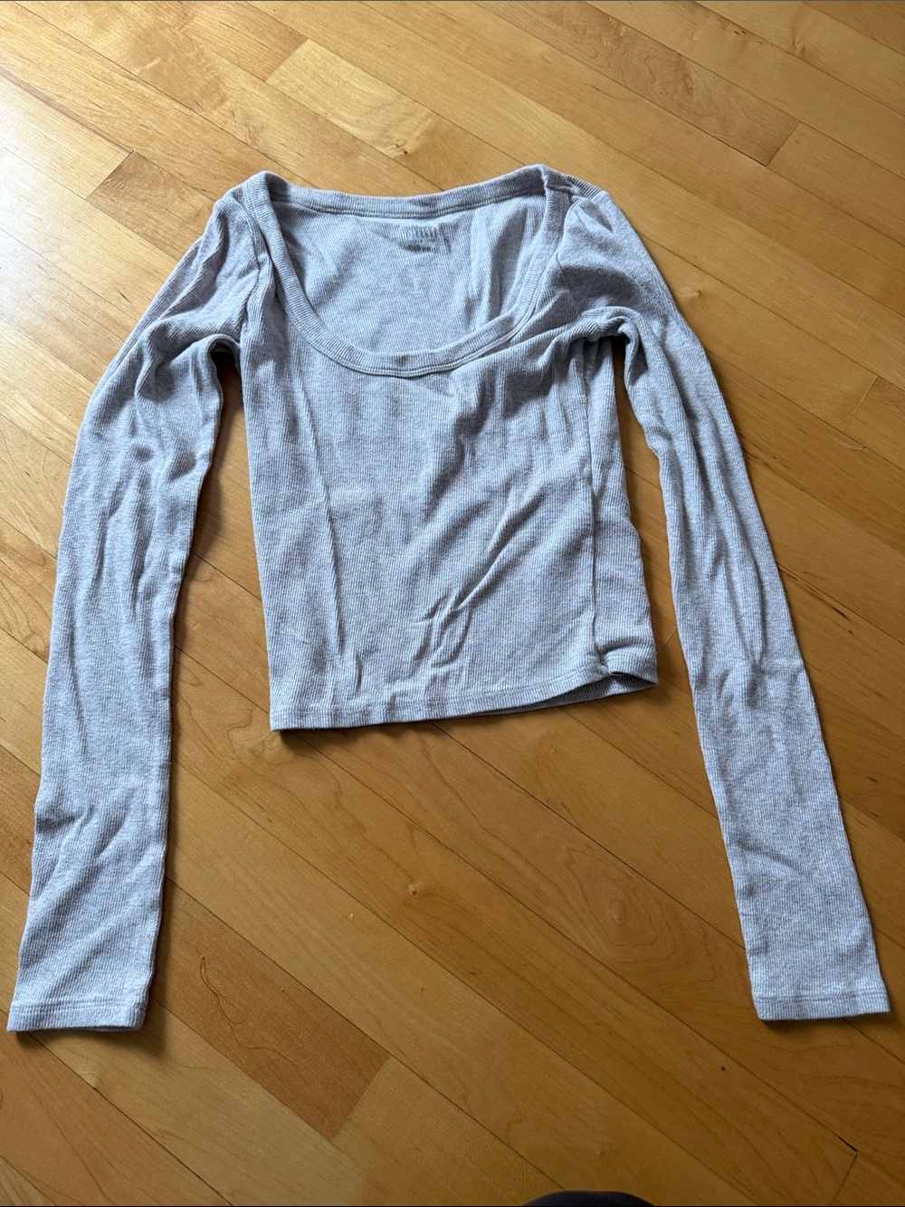 Hollister Light Gray Long-Sleeve Scoop Neck Crop Top